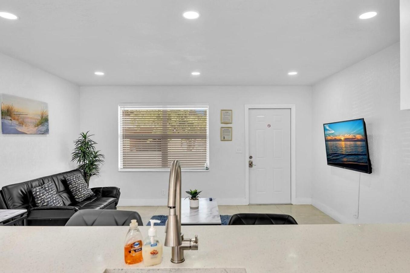 2 Bdrm Modern House Mins From Beach & Casino Hb1 Hallandale Beach Extérieur photo